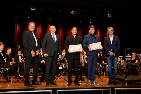 Wie feiert man 60 Jahre Kreismusikschule Paderborn? Mit einem Konzert der Extraklasse. Sie freuten sich über ein Geburtstagsfest der besonderen Art - (v.l.) Heinz-Josef Struckmeier, Leiter der Kreismusikschule Paderborn, Landrat Christoph Rüther, Dirigent Timor Oliver Chadik, Dirigierassistent Tobias Schütte und Eddi Kleinschnittger, musikalisch-fachlicher Leiter der Kreismusikschule  Bildnachweis: Theresa Willeke